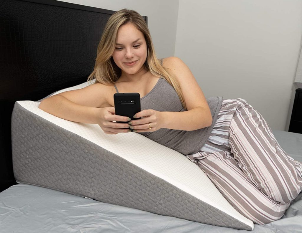 https://www.miamilakescosmetics.com/wp-content/uploads/2022/01/woman-with-Extra-Large-Wedge-Pillow-for-Sleeping-1024x791.jpg